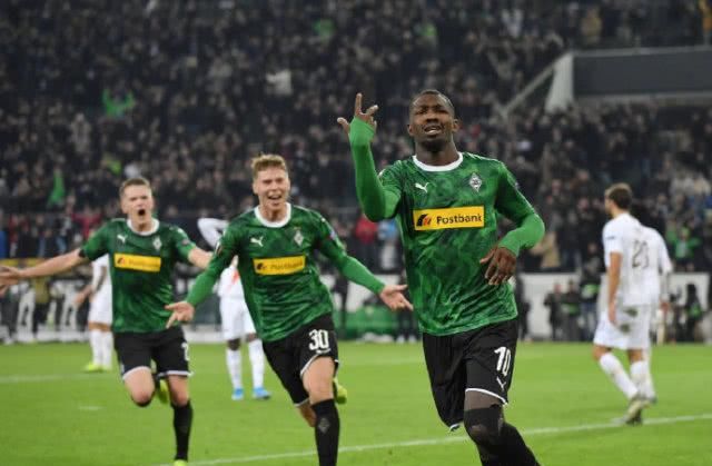 三位球员各 三位球员各