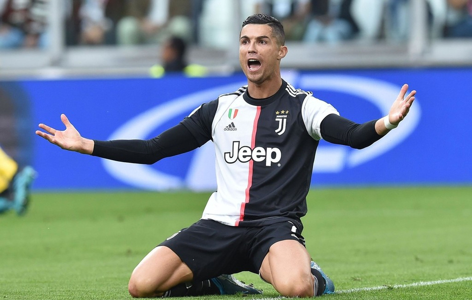 她坐在看台 她坐在看台